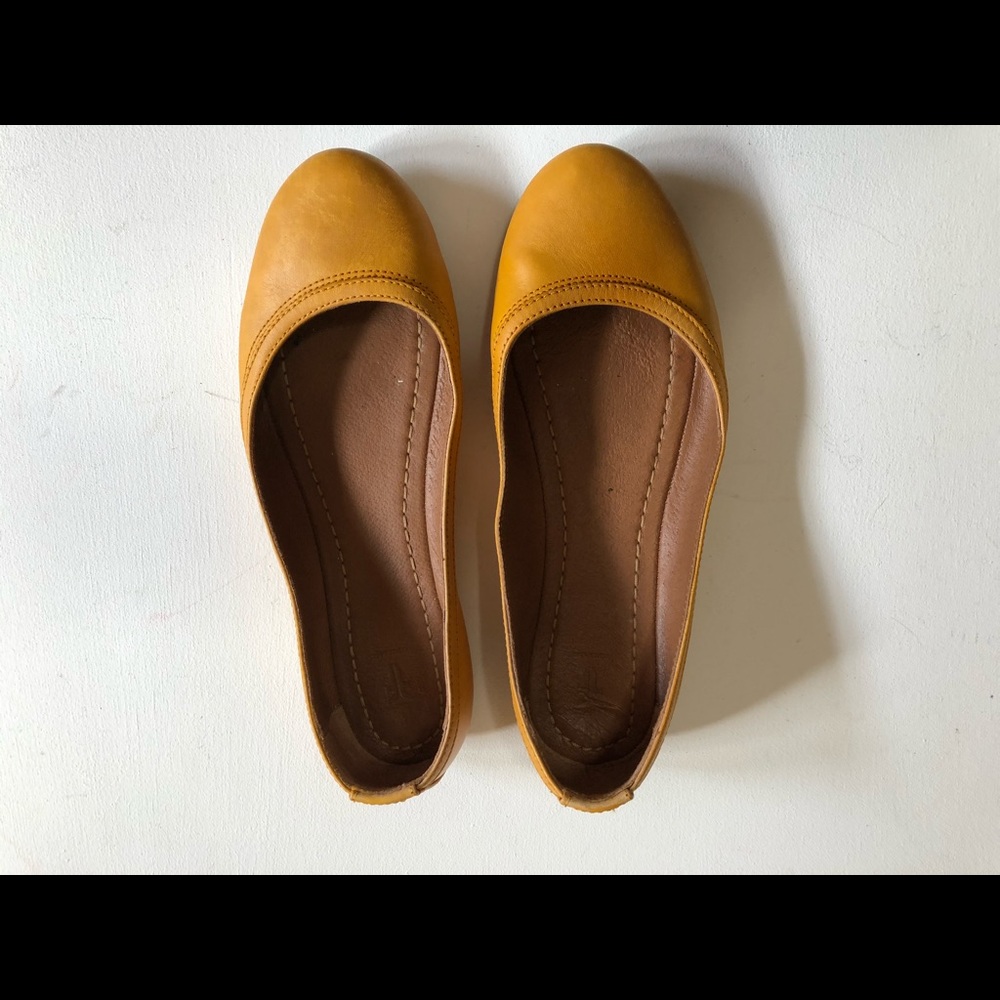 Frye Carson ballet flats in size 8.